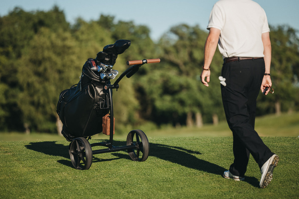 Golfer geht mit seinem KIFFE über den Platz