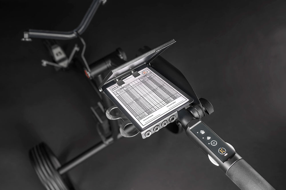 KIFFE-Golf-Outlet_Scorekartenhalter.jpg Eleganter Scorekartenhalter in Schwarz-Matt aus hochwertigem Aluminium. Mit Fächern für Golfbälle, Tees und Stifthalter. Gravur mit Namen oder Firmenlogo möglich. Jetzt bestellen und dein Golfspiel verbessern!