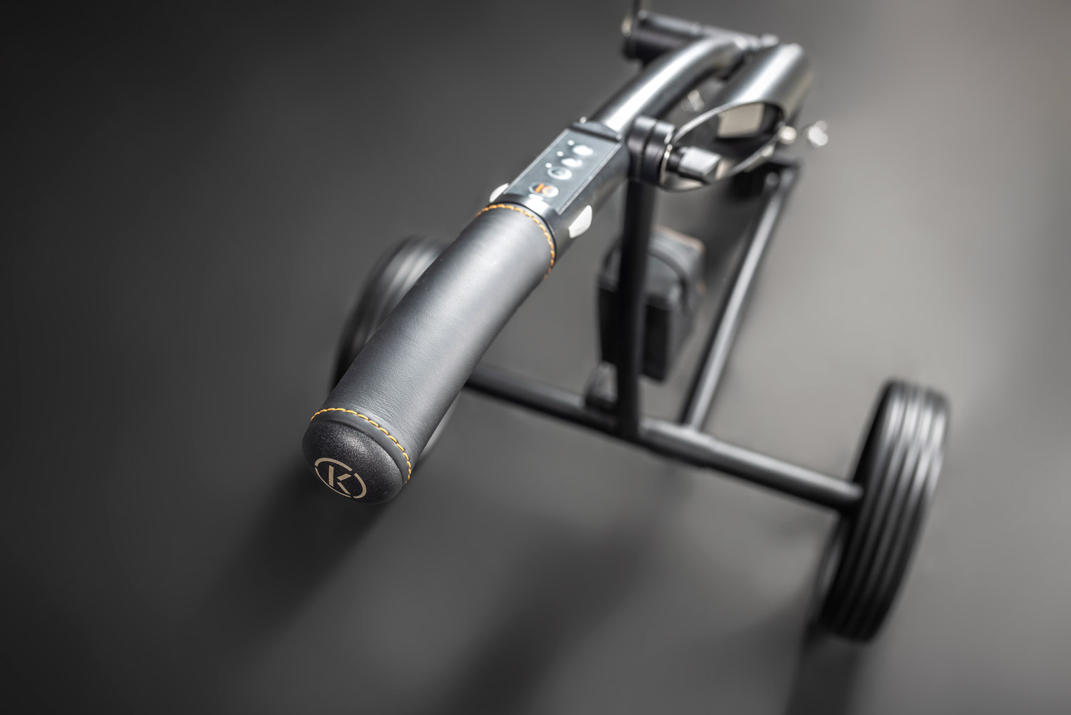 Ledergriff-schwarz-web.jpg Hochwertiger Ledergriff für Kiffe Golfwagen, in Schwarz, bietet maximalen Komfort und Stil."